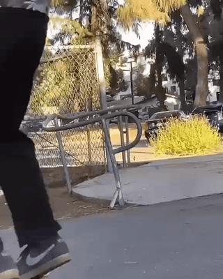 這絕對是隔壁老王吧 動圖 缺德地圖持續為您導航！