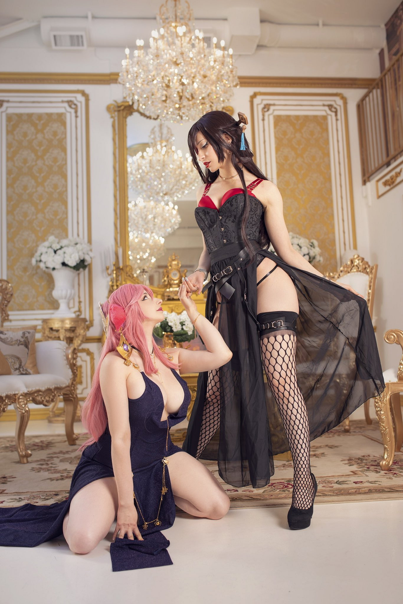 國外美女與好友COS《原神》八重神子和北斗：波濤胸湧