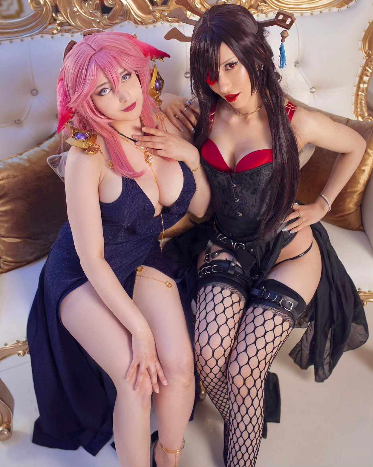 國外美女與好友COS《原神》八重神子和北斗：波濤胸湧