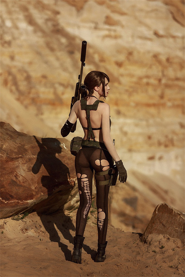 《潛龍諜影5》靜靜COS：破洞黑絲美腿根本把持不住！