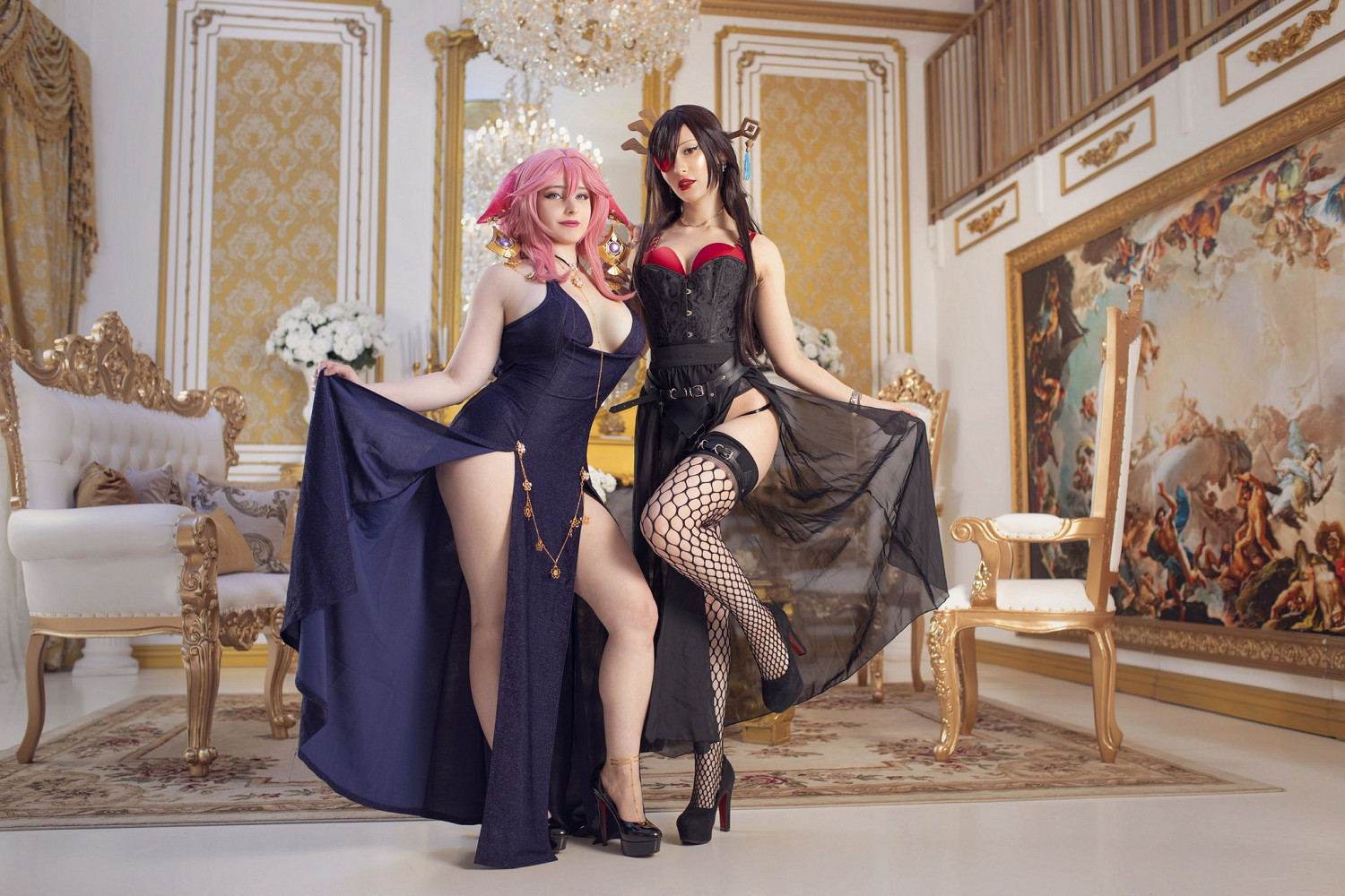 國外美女與好友COS《原神》八重神子和北斗：波濤胸湧