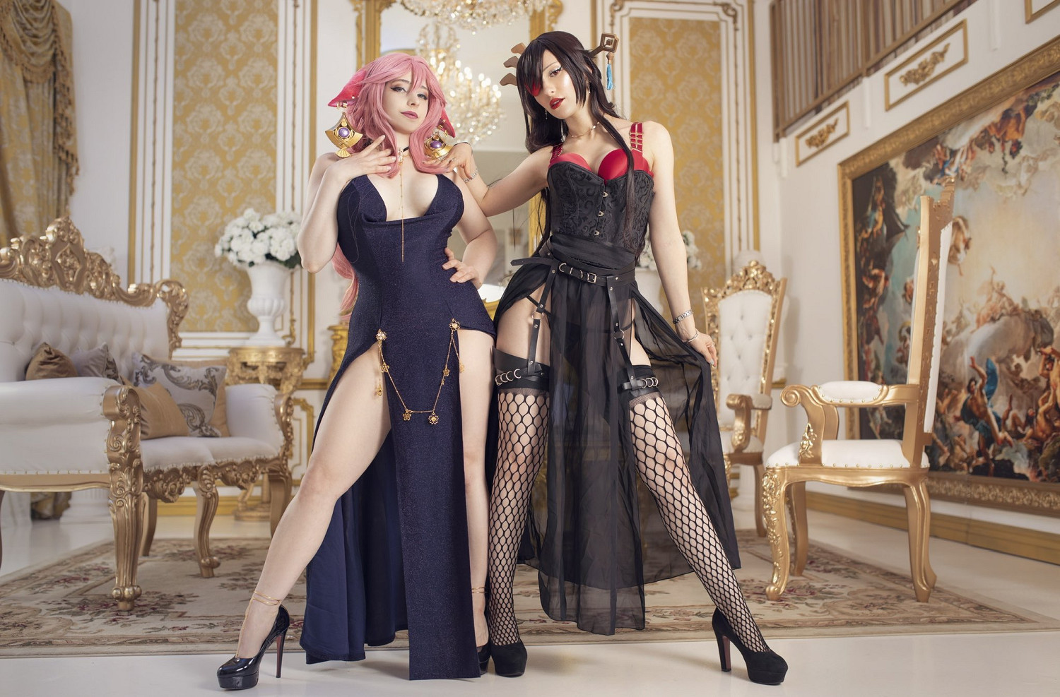 國外美女與好友COS《原神》八重神子和北斗：波濤胸湧