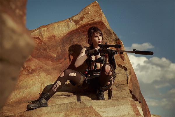 《潛龍諜影5》靜靜COS：破洞黑絲美腿根本把持不住！