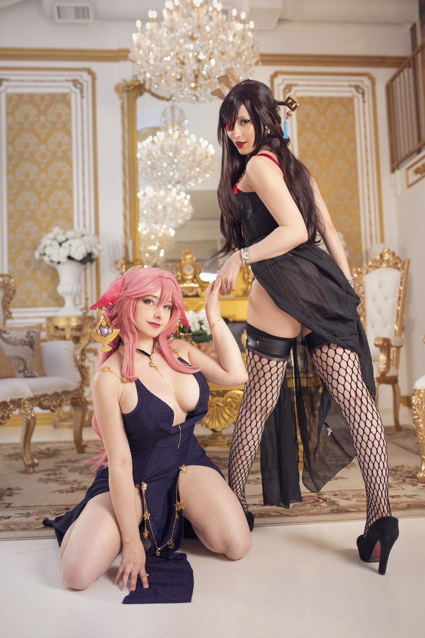 國外美女與好友COS《原神》八重神子和北斗：波濤胸湧