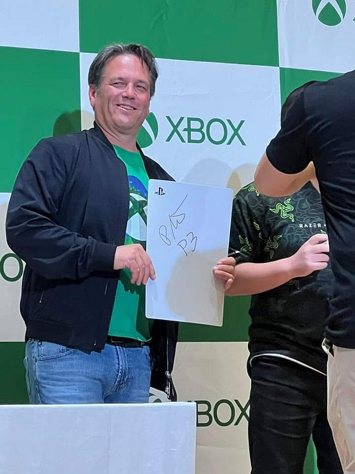 這是可以簽的嗎？Xbox菲爾·斯賓塞為粉絲的PS5簽名