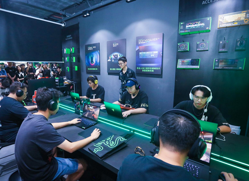 廣州玩家的雙節禮物 雷蛇授權體驗店盛大開業