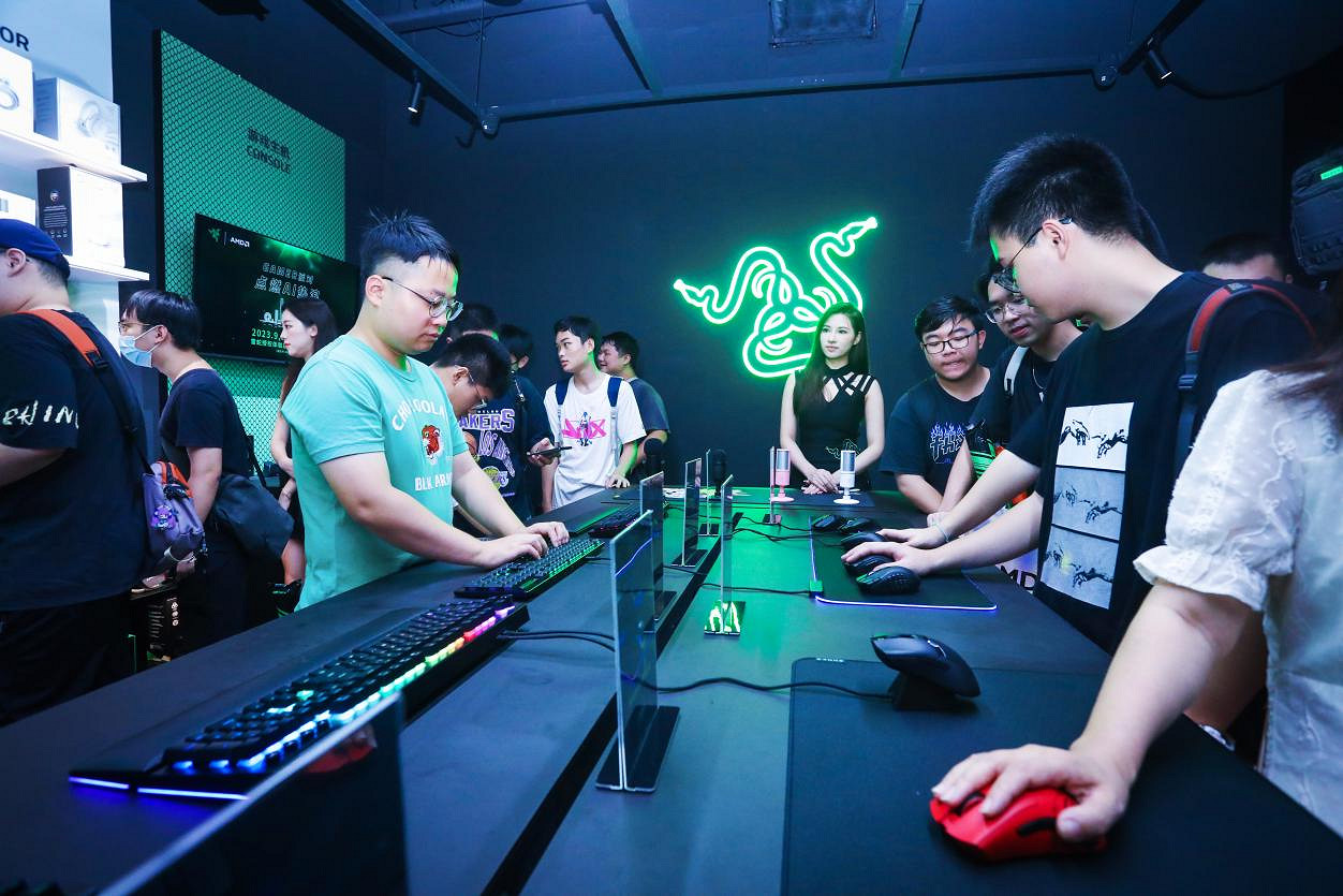 廣州玩家的雙節禮物 雷蛇授權體驗店盛大開業