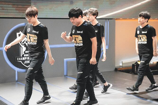 《英雄聯盟》uzi和faker交手盤點