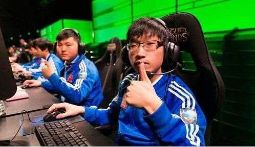 《英雄聯盟》uzi和faker交手盤點