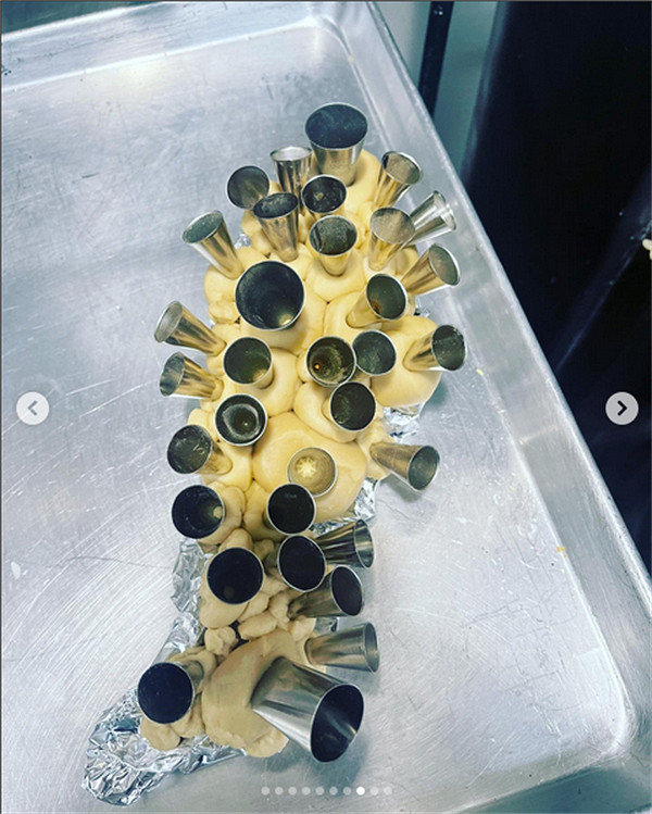 震驚！母女二人用麵包製作出《美國末日》中的循聲者