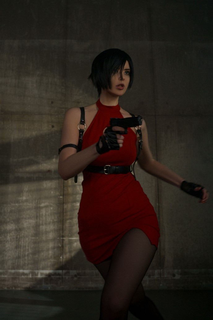 破洞黑絲搭配極致長腿!國外美女COS《生化4RE》艾達王