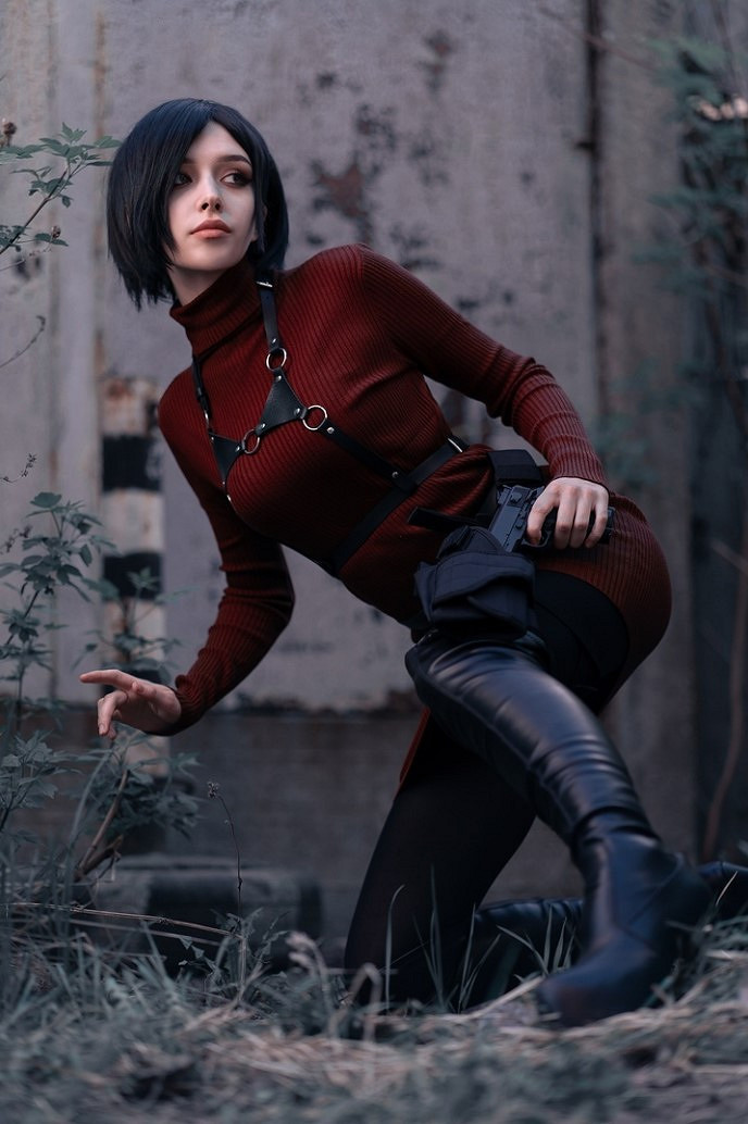 國外小姐姐COS《生化4》艾達王 紅衣短髮身姿曼妙！