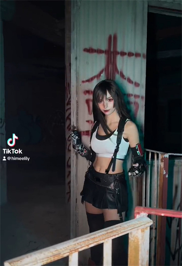 國外美女COS《最終幻想7》蒂法：性感身材完美還原！
