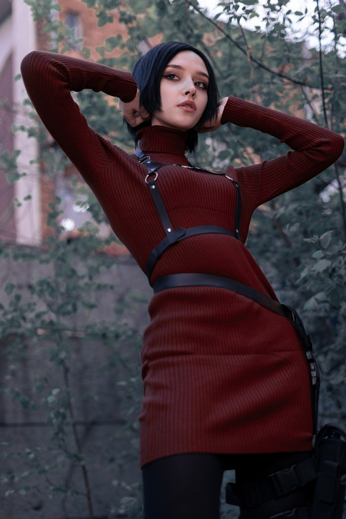 國外小姐姐COS《生化4》艾達王 紅衣短髮身姿曼妙！