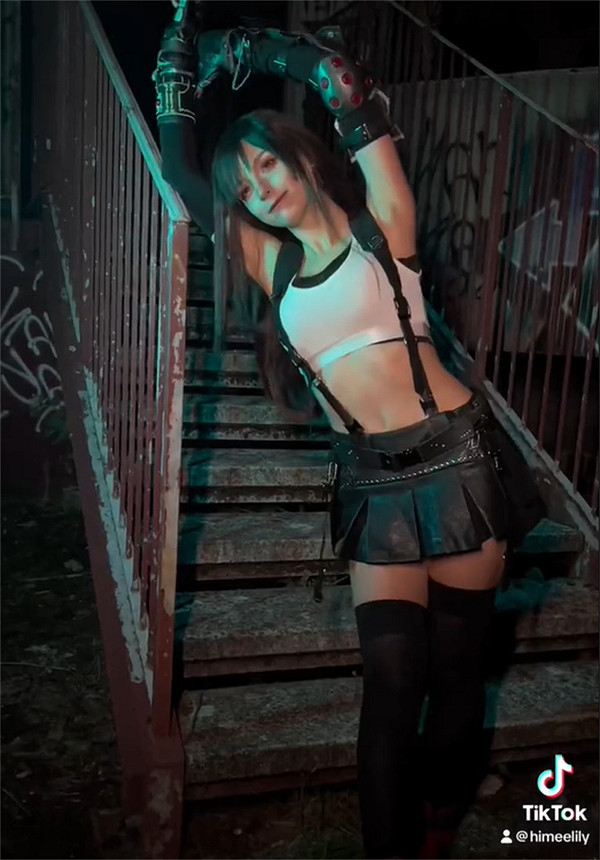 國外美女COS《最終幻想7》蒂法：性感身材完美還原！