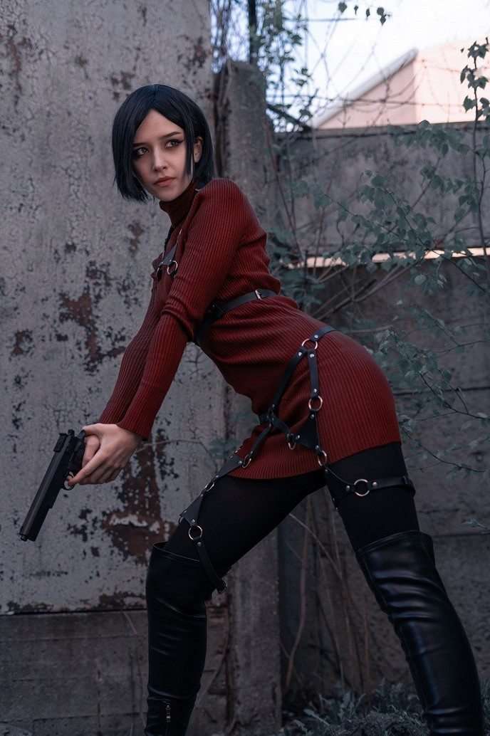 國外小姐姐COS《生化4》艾達王 紅衣短髮身姿曼妙！