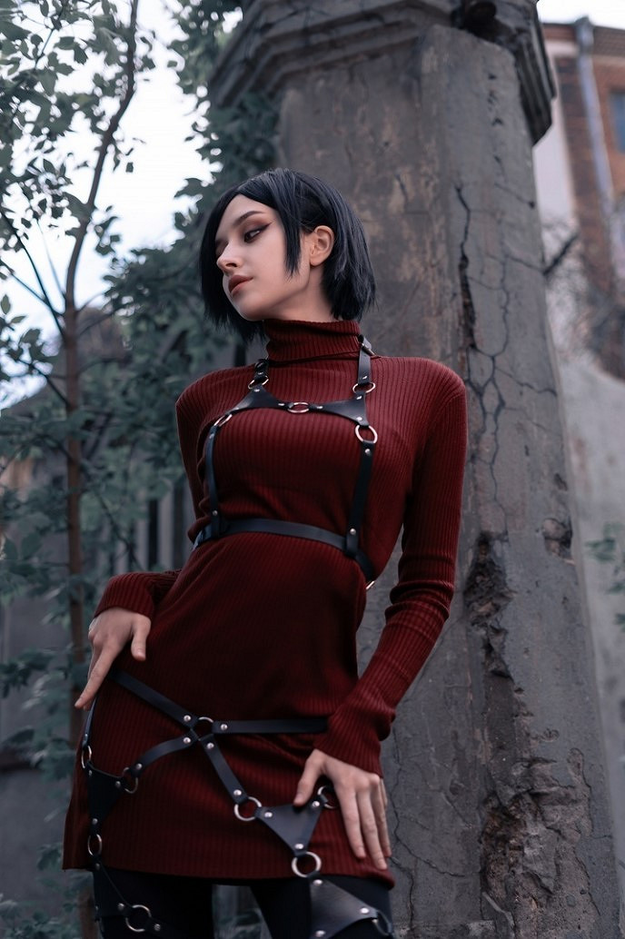 國外小姐姐COS《生化4》艾達王 紅衣短髮身姿曼妙！