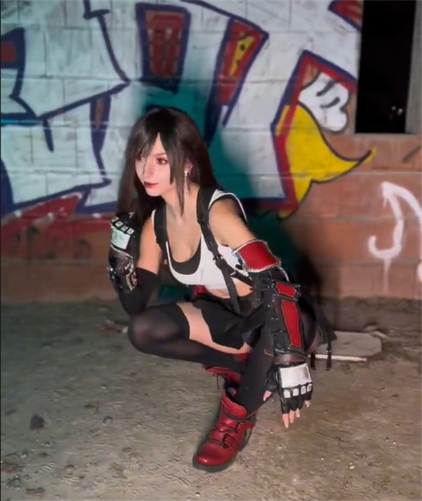 國外美女COS《最終幻想7》蒂法：性感身材完美還原！