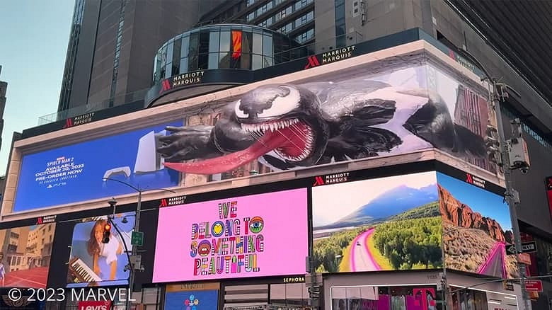 《漫威蜘蛛人2》3D廣告牌亮相美國街頭 毒液有點驚悚