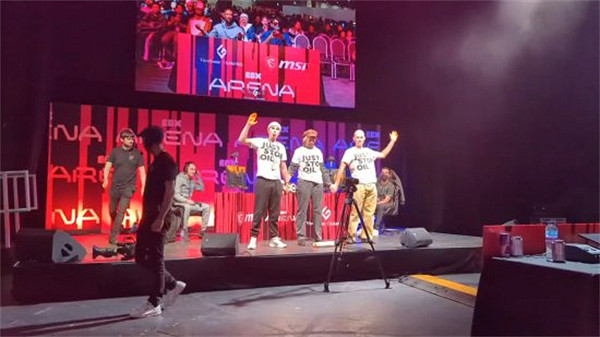 環保組織擾亂《鐵拳7》決賽:亂噴油漆 最終被捕! 環保組織擾亂《鐵拳7》決賽:亂噴油漆 最終被捕!