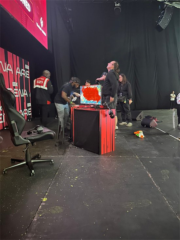 環保組織擾亂《鐵拳7》決賽:亂噴油漆 最終被捕! 環保組織擾亂《鐵拳7》決賽:亂噴油漆 最終被捕!