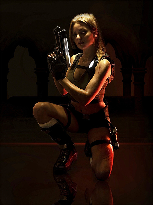 又大又閃的車燈太養眼！國外美女COS《古墓奇兵》勞拉