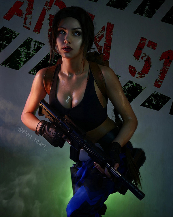 又大又閃的車燈太養眼！國外美女COS《古墓奇兵》勞拉