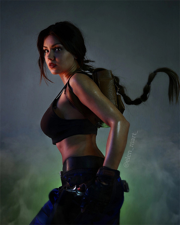 又大又閃的車燈太養眼！國外美女COS《古墓奇兵》勞拉