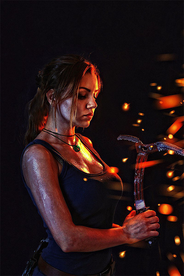 又大又閃的車燈太養眼！國外美女COS《古墓奇兵》勞拉