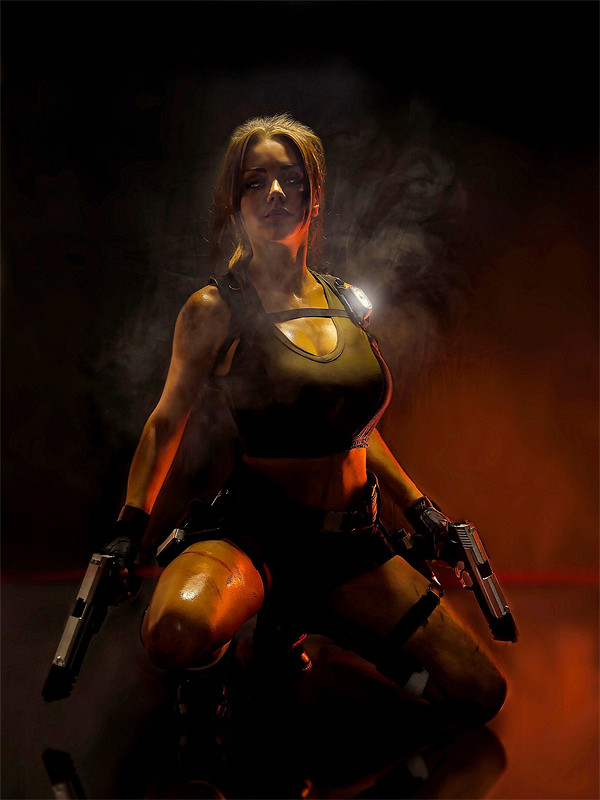 又大又閃的車燈太養眼！國外美女COS《古墓奇兵》勞拉