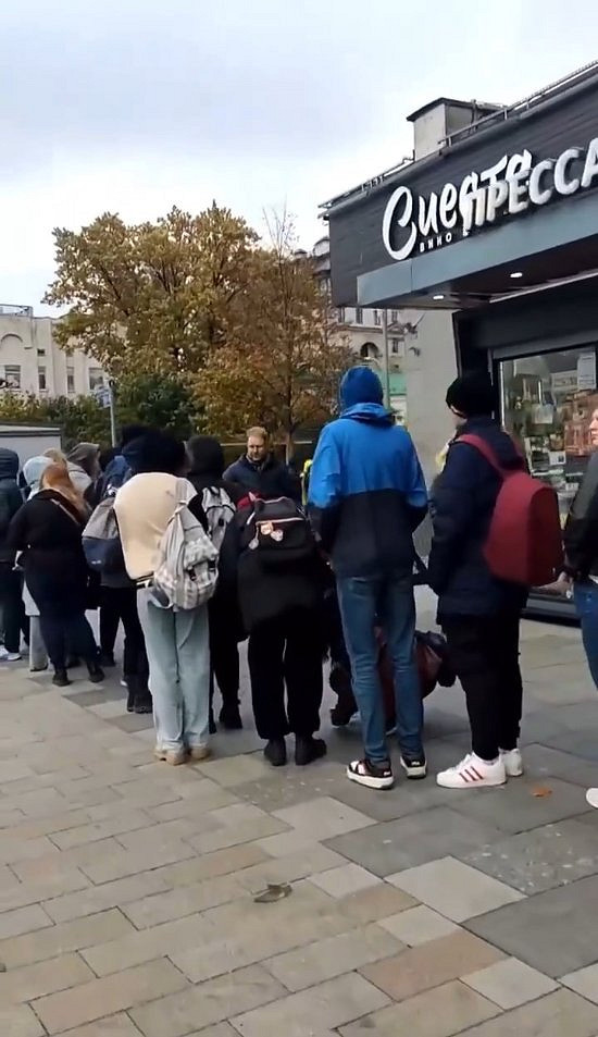 太火爆了!俄羅斯玩家為《崩鐵》周邊連動排隊7小時! 太火爆了!俄羅斯玩家為《崩鐵》周邊連動排隊7小時!