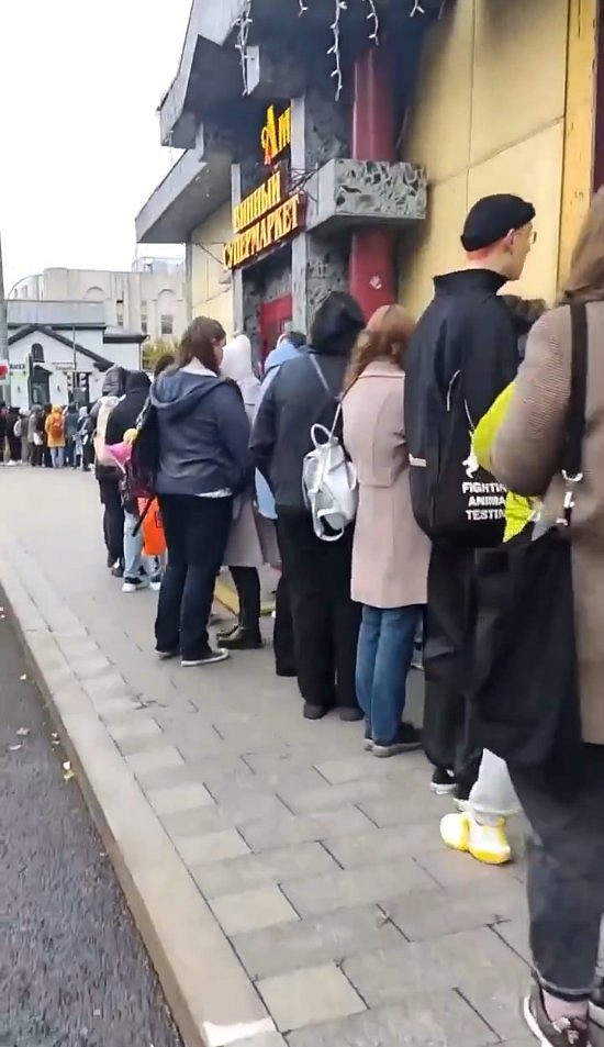 太火爆了!俄羅斯玩家為《崩鐵》周邊連動排隊7小時! 太火爆了!俄羅斯玩家為《崩鐵》周邊連動排隊7小時!