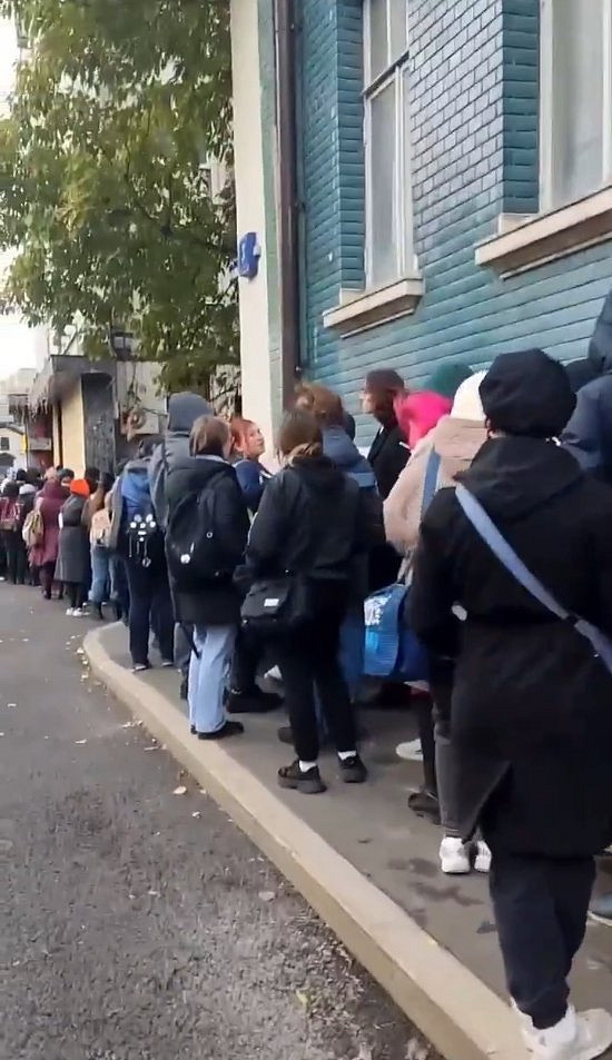 太火爆了!俄羅斯玩家為《崩鐵》周邊連動排隊7小時! 太火爆了!俄羅斯玩家為《崩鐵》周邊連動排隊7小時!