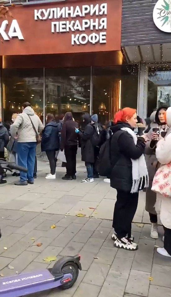 太火爆了!俄羅斯玩家為《崩鐵》周邊連動排隊7小時! 太火爆了!俄羅斯玩家為《崩鐵》周邊連動排隊7小時!