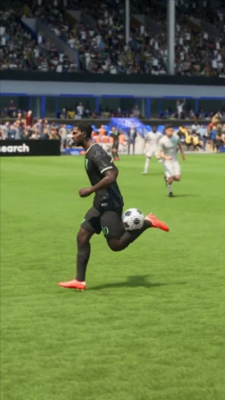 EA《FC 24》逆天BUG：球直接粘腿上衝進球門就得分！