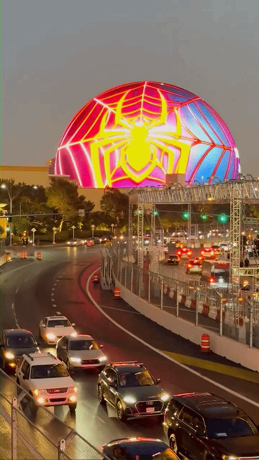 《漫威蜘蛛人2》巨型球廣告曝光 巨大小蟲看著你！