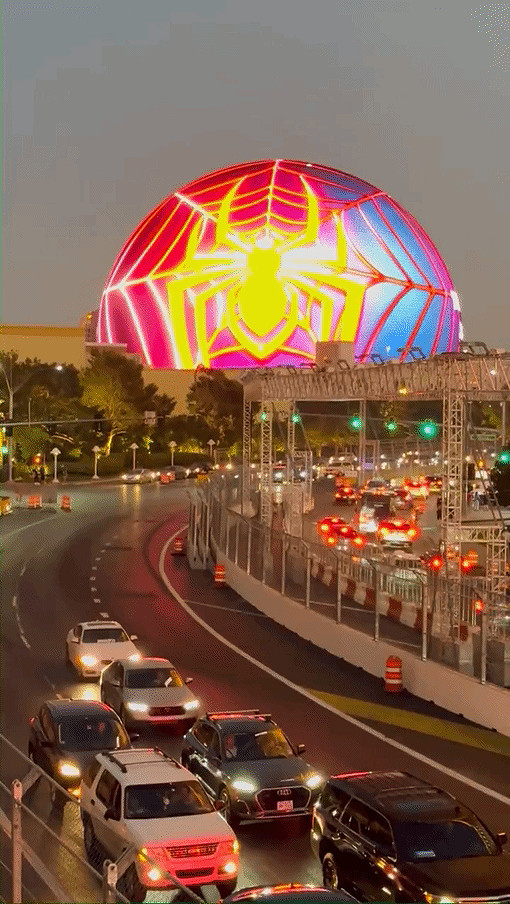 《漫威蜘蛛人2》巨型球廣告曝光 巨大小蟲看著你！