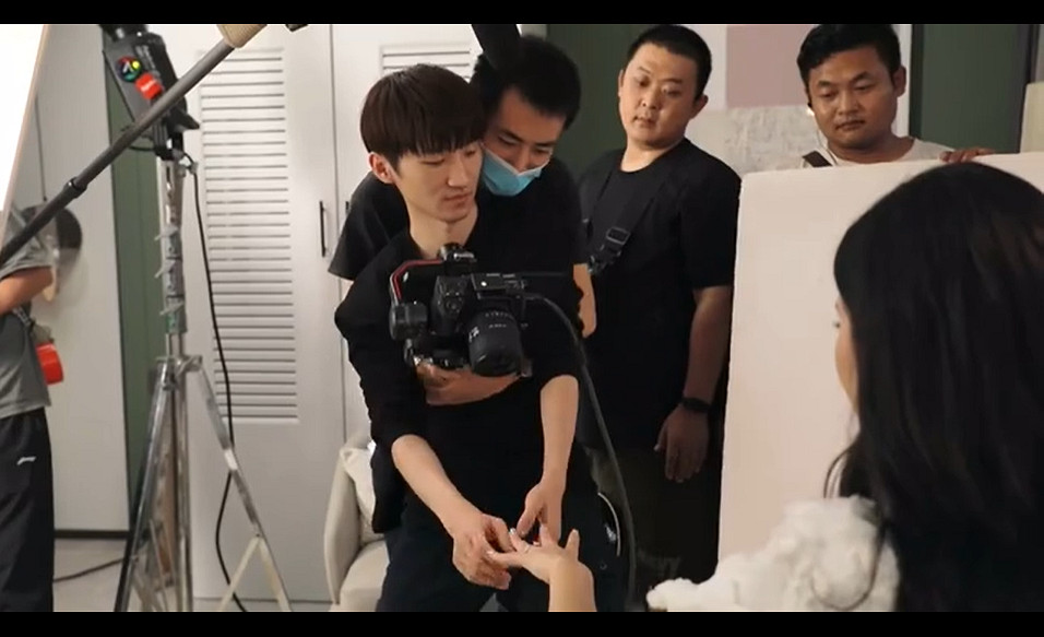 《完蛋!我被美女包圍了!》花絮:近身實拍方式揭秘 《完蛋!我被美女包圍了!》花絮:近身實拍方式揭秘