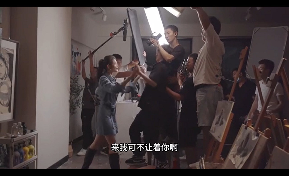 《完蛋!我被美女包圍了!》花絮:近身實拍方式揭秘 《完蛋!我被美女包圍了!》花絮:近身實拍方式揭秘