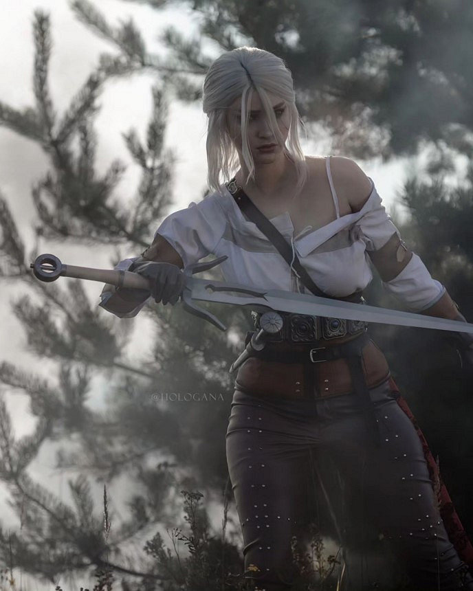 俄羅斯辣妹COS《巫師》希裡 肌膚白皙大長腿超誘人！