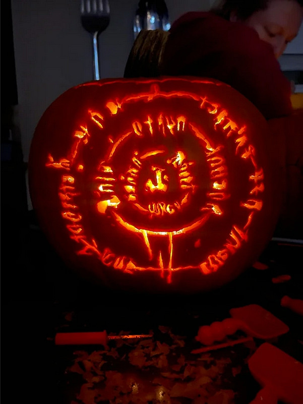 毫無違和感!國外玩家曬出《柏德之門3》主題南瓜燈 毫無違和感!國外玩家曬出《柏德之門3》主題南瓜燈