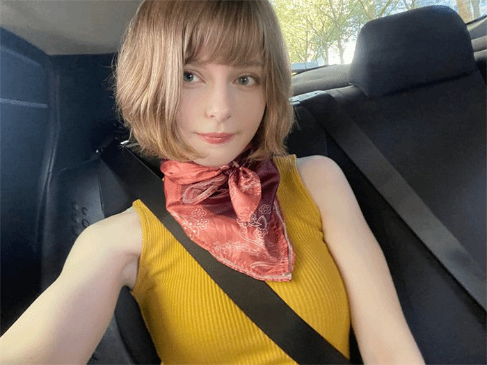 《生化4RE》礙事梨臉模萬聖節cos：翹腿坐木桶超還原