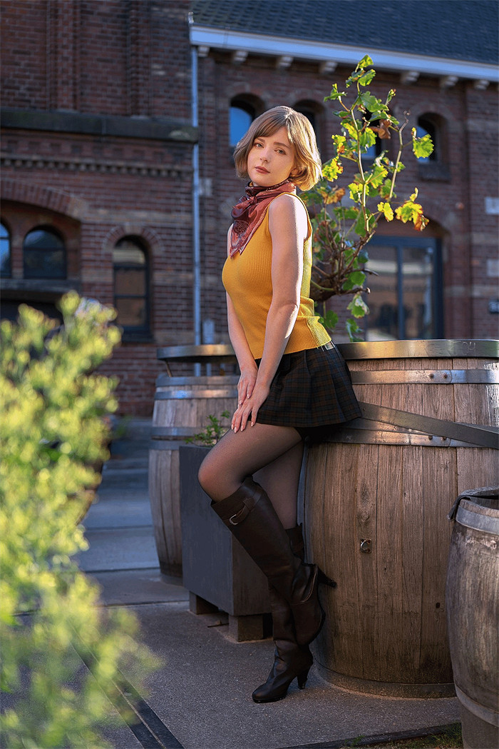 《生化4RE》礙事梨臉模萬聖節cos：翹腿坐木桶超還原