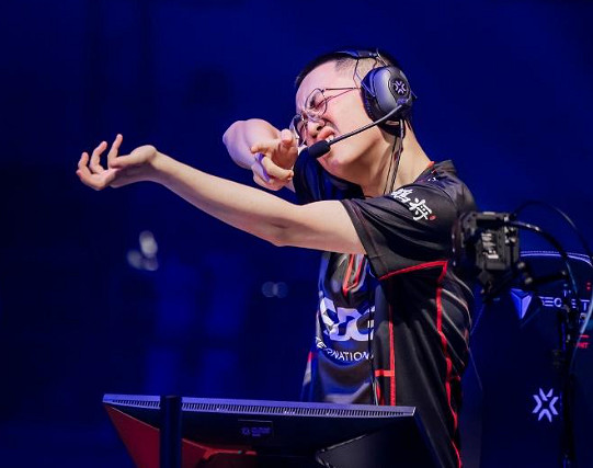 《不屈不撓契約》進化者公開賽EDG戰隊成員介紹