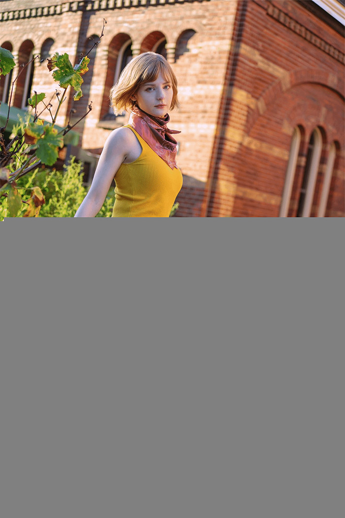 《生化4RE》礙事梨臉模萬聖節cos：翹腿坐木桶超還原