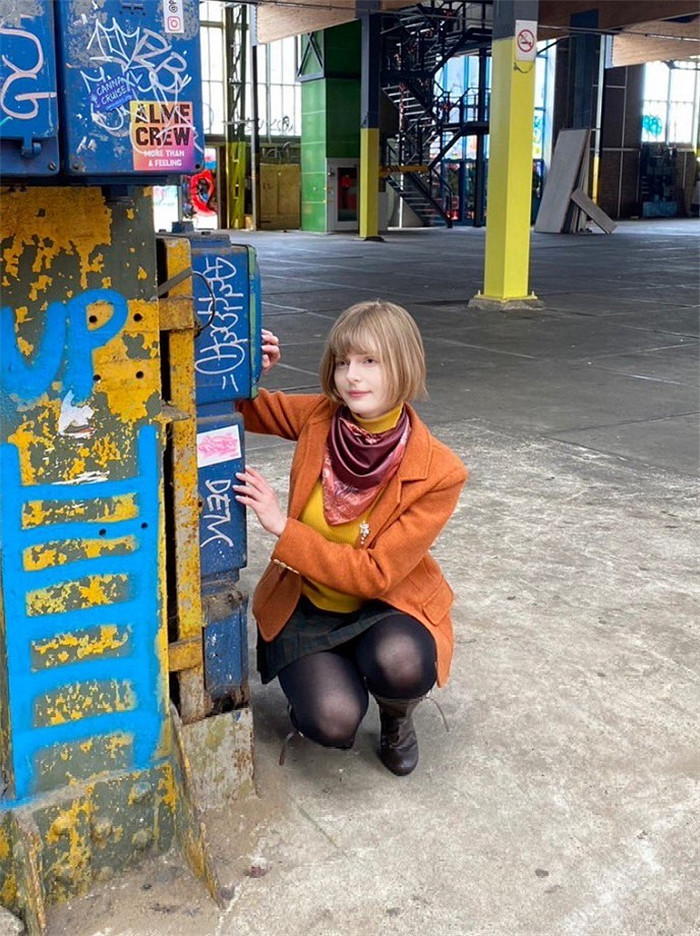 《生化4RE》礙事梨臉模萬聖節cos：翹腿坐木桶超還原