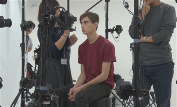 《生化4RE》艾什莉、裡昂臉模合影:郎才女貌 超般配!