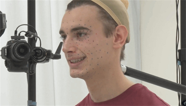 《生化4RE》艾什莉、裡昂臉模合影:郎才女貌 超般配!