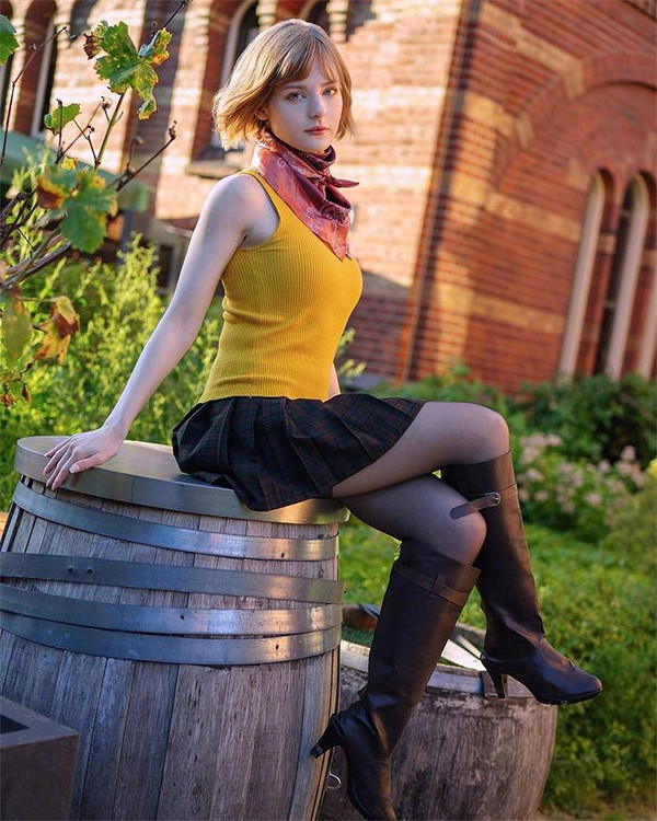 《生化4RE》艾什莉、裡昂臉模合影:郎才女貌 超般配!