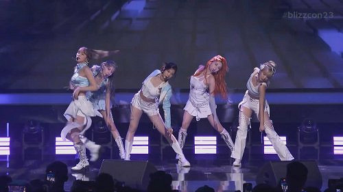 性感短裙散發青春活力!韓國女團亮相2023暴雪嘉年華 性感短裙散發青春活力!韓國女團亮相2023暴雪嘉年華